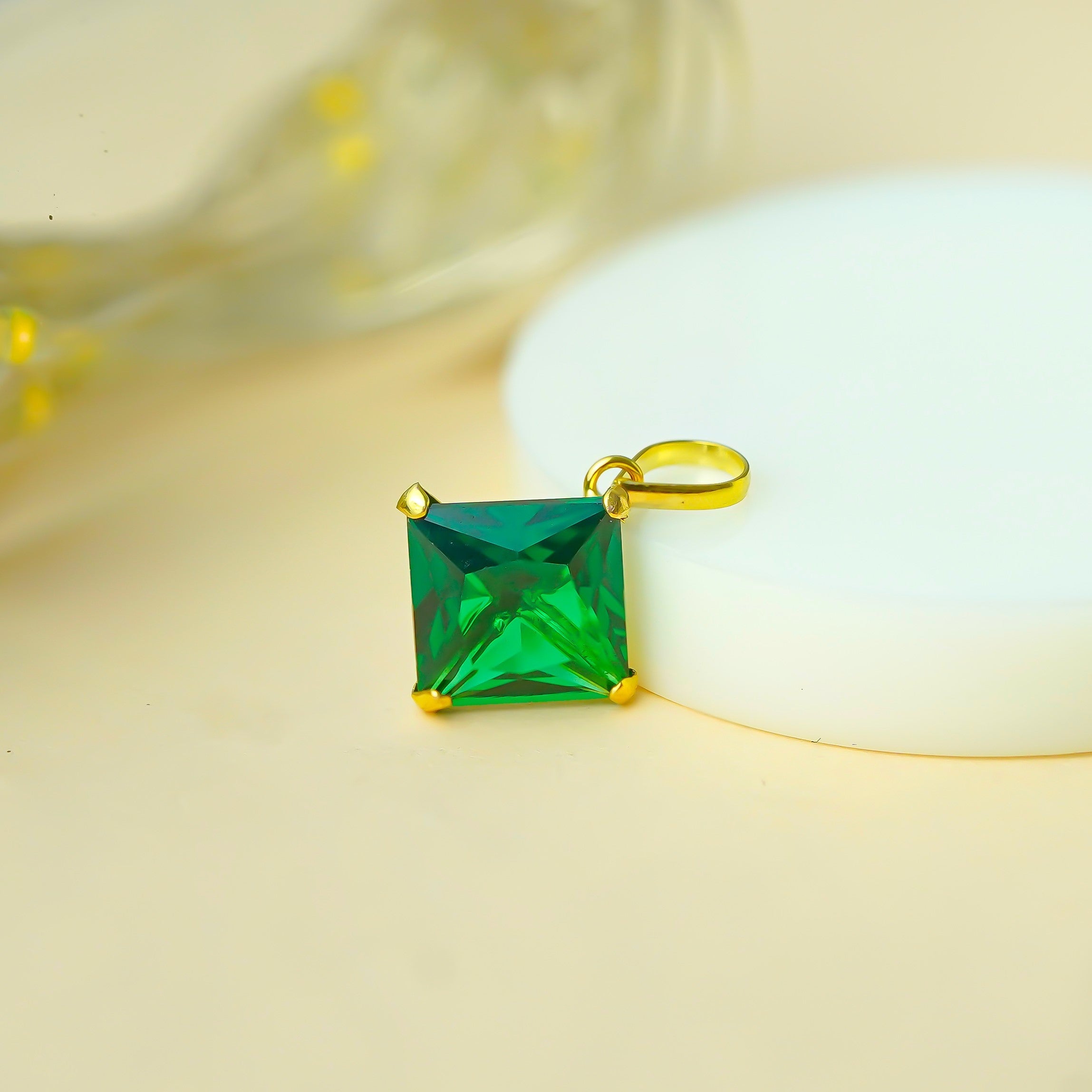 10 KT Gold Green Princess Diamond Pendant & Earring Set