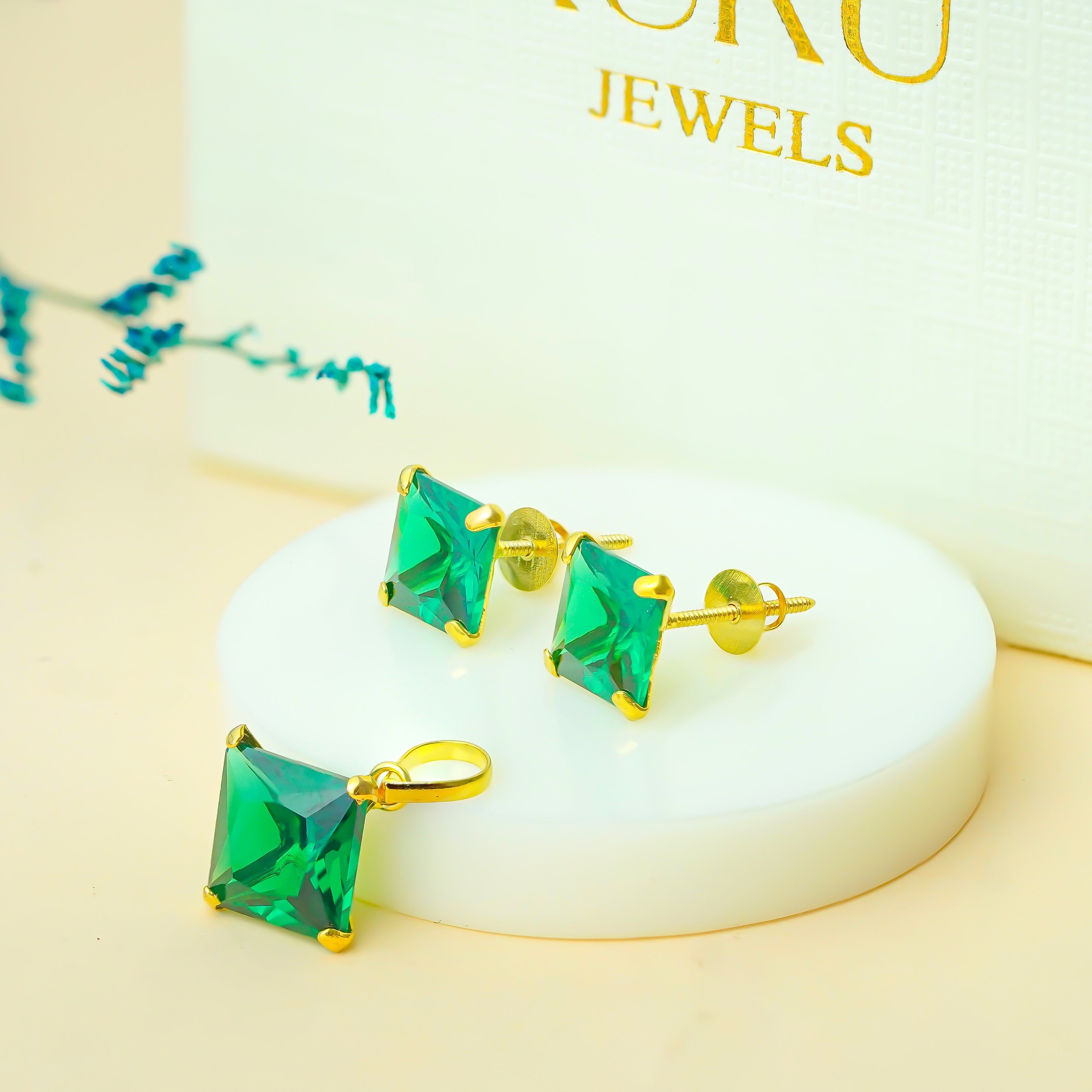 10 KT Gold Green Princess Diamond Pendant & Earring Set