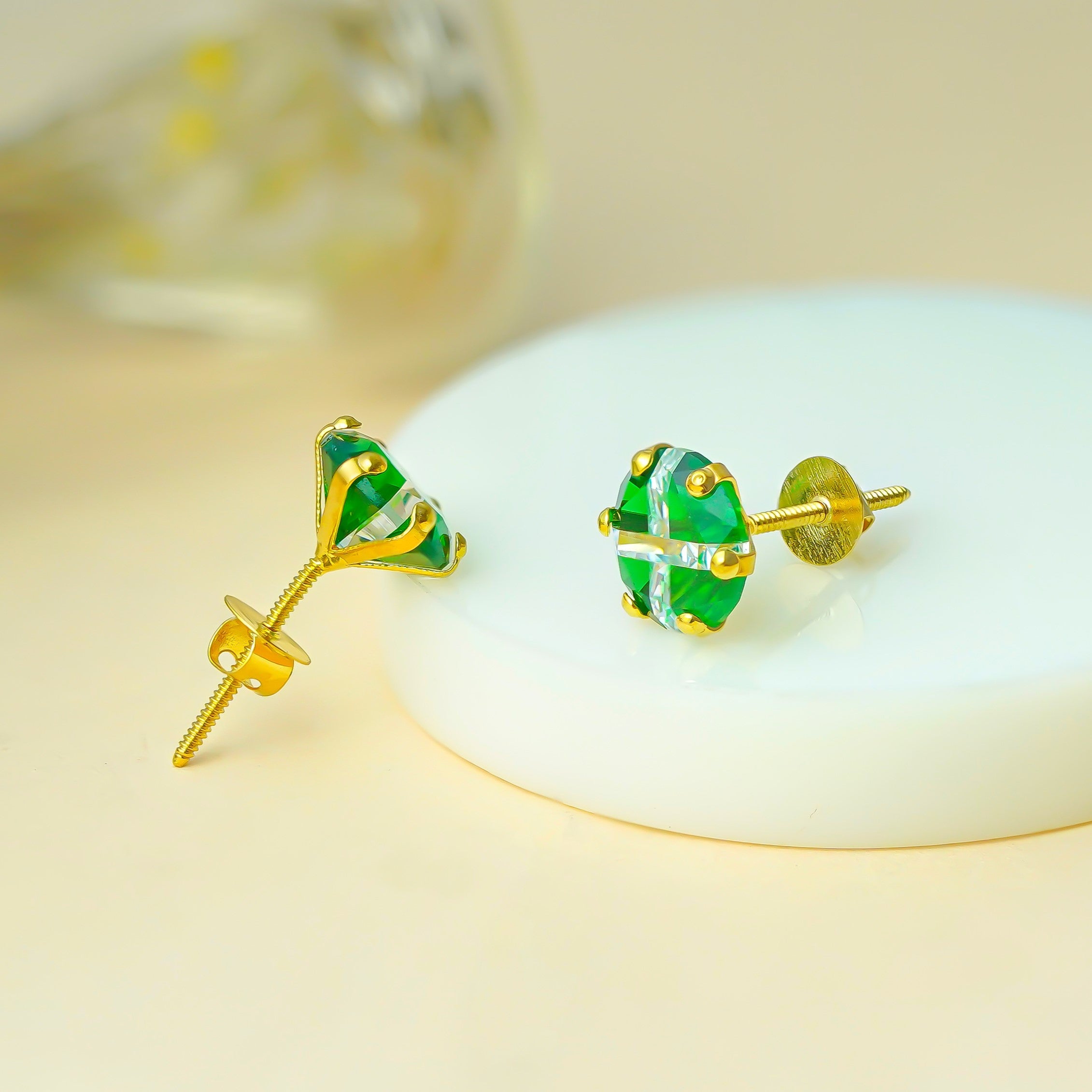 10 KT Gold Green New Round Cut Diamond Stud Earrings